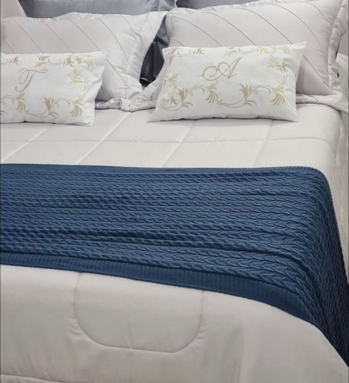 Cobre-Leito 100% Algodão Egípcio 600 Fios – Bordado Premium com Peseira - Branco