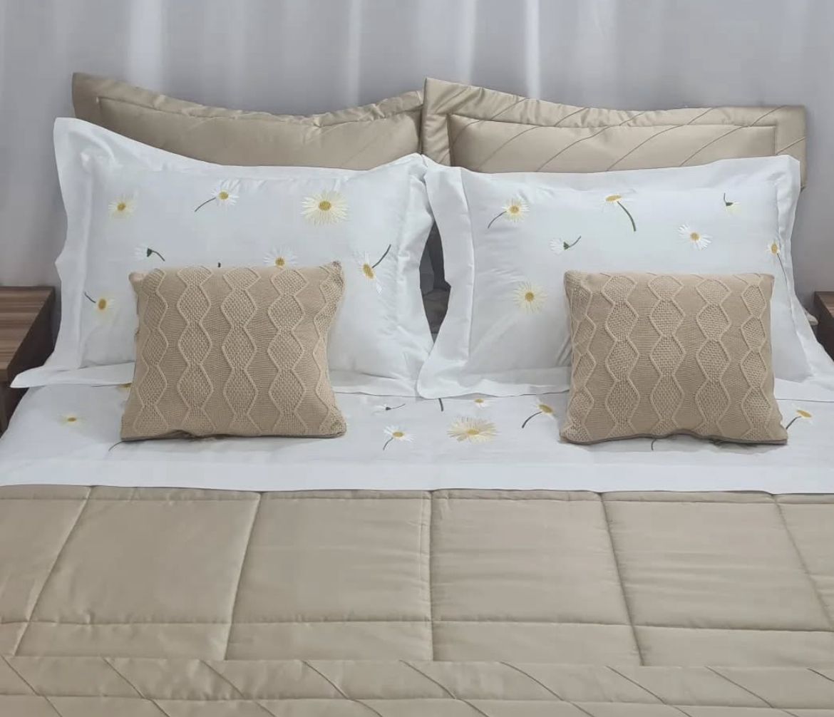 Cobre-Leito 100% Algodão Egípcio 600 Fios – Bordado Premium com Peseira - Gold